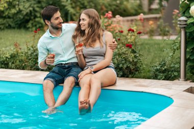 Çilekli soda içen çift.