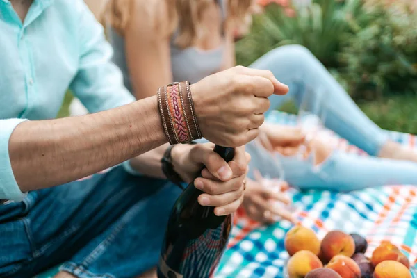 Manos de hombre abriendo un vino espumoso — Foto de Stock