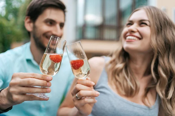 Couple drinking sparkling wine with strawberries — Stock Photo, Image