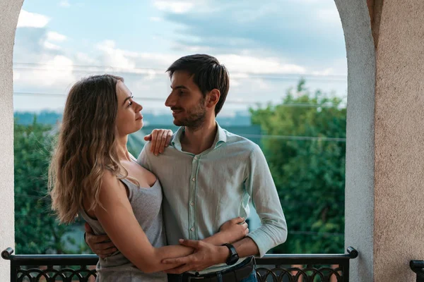 Портретная пара обнимается на балконе — стоковое фото