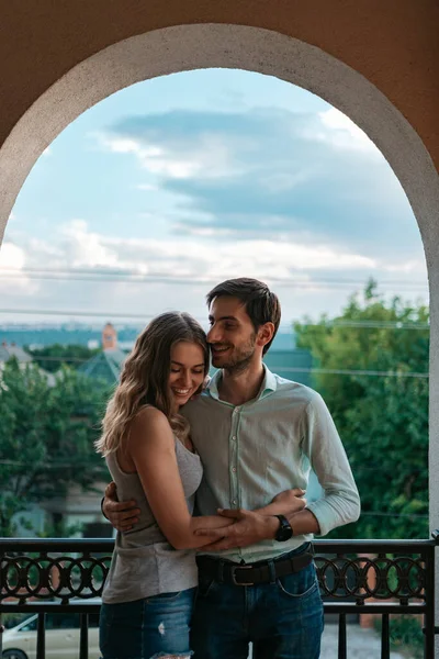 Retrato pareja abrazándose en balcón —  Fotos de Stock