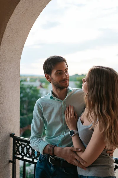 Retrato pareja abrazándose en balcón —  Fotos de Stock
