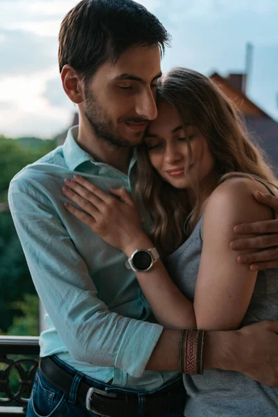 Retrato casal abraçando na varanda — Fotografia de Stock