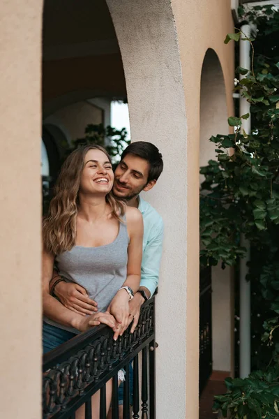 Porträt-Paar umarmt sich auf Balkon — Stockfoto