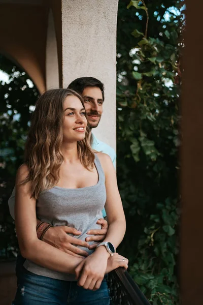 Portret paar knuffelen op balkon — Stockfoto