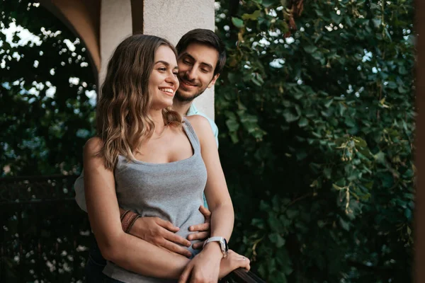 Portret paar knuffelen op balkon — Stockfoto