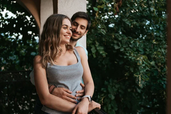 Porträt-Paar umarmt sich auf Balkon — Stockfoto