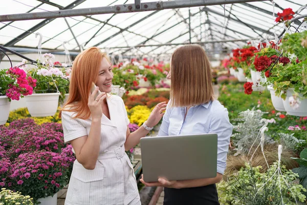 Två affärskvinnor som pratar när de besöker växthuset — Stockfoto