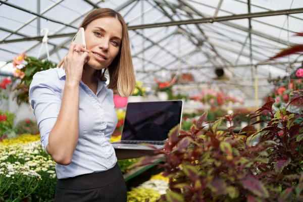 Žena podnikatel portrét pózování práce ve svém skleníku — Stock fotografie