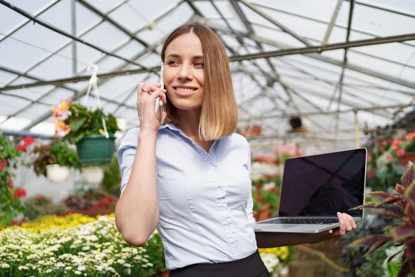 Woman entrepreneur portrait posing working in her greenhouse — Stock Photo, Image