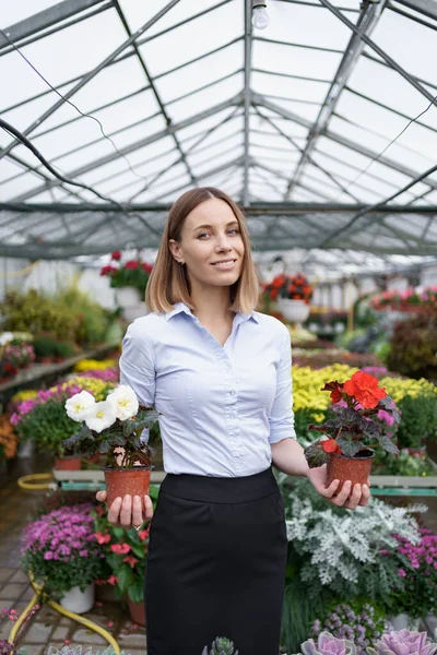 Portrait woman entrepreneur holding two pots with flowers — Stock Photo, Image