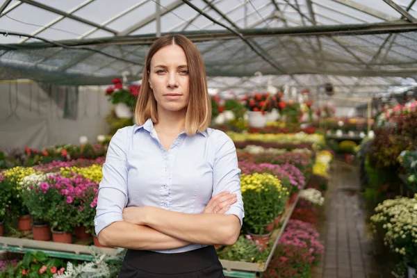 Žena podnikatel portrét pózování ve svém skleníku — Stock fotografie