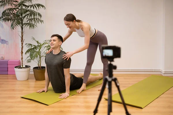 Homme et femme enseignant des cours de yoga en ligne — Photo