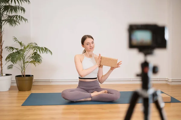 Portrait de belle jeune femme pratiquant le yoga intérieur — Photo