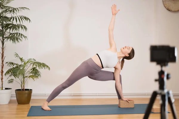 Ritratto di bella giovane donna che pratica yoga al coperto — Foto Stock