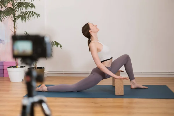 Portrait de belle jeune femme pratiquant le yoga intérieur — Photo