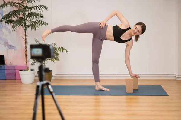 Retrato de una hermosa joven practicando yoga en interiores — Foto de Stock