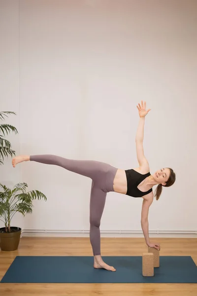 Ritratto di bella giovane donna che pratica yoga al coperto — Foto Stock