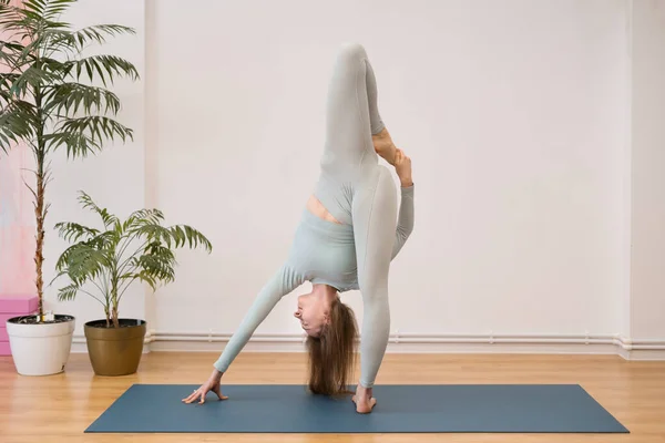 Ritratto di bella giovane donna che pratica yoga al coperto — Foto Stock