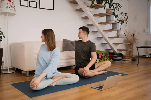 Beau couple pratiquant des cours de yoga en ligne — Photo