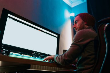 Kişisel Bilgisayarında Büyük Boş Ekranla Çalışan Erkek Video Düzenleyici