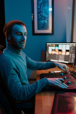 Erkek Video Düzenleyici Büyük Ekran ile Kişisel Bilgisayarı Üzerinde Çalışıyor