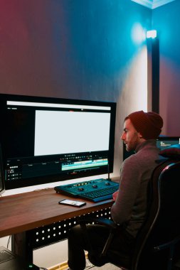 Kişisel Bilgisayarında Büyük Boş Ekranla Çalışan Erkek Video Düzenleyici