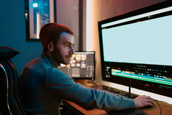 Чоловічий редактор відео Робота на своєму персональному комп'ютері з великим дисплеєм — стокове фото