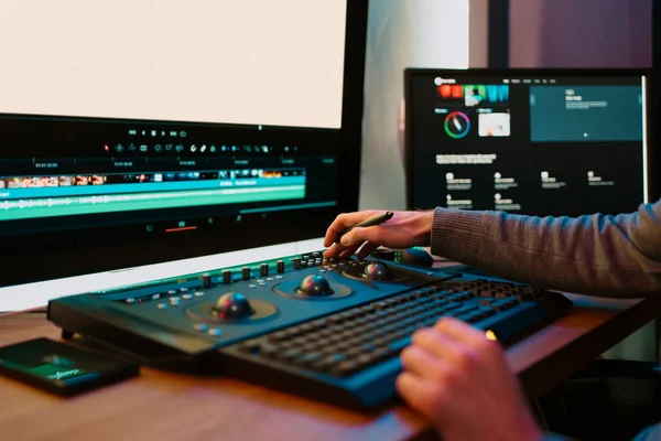 Man Video Editor Werken op zijn personal computer met grote lege display — Stockfoto