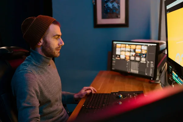 Muž Video Editor Práce na svém osobním počítači s velkým displejem — Stock fotografie