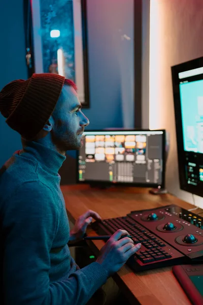 Αρσενικός επεξεργαστής βίντεο που εργάζεται στον προσωπικό υπολογιστή του με μεγάλη οθόνη — Φωτογραφία Αρχείου