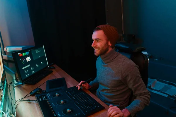 Editor video maschile che lavora sul suo personal computer con grande display — Foto Stock