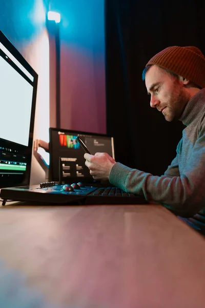 Férfi Video Editor ül a számítógép segítségével telefon üres képernyőn — Stock Fotó