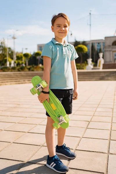 一个小男孩手里拿着一个绿色的便士 — 图库照片