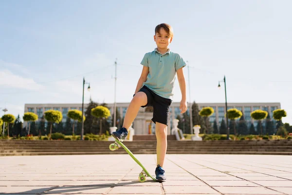 Мальчик на скейтборде на улице — стоковое фото