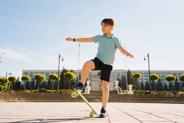 Chlapec na skateboardu na ulici — Stock fotografie