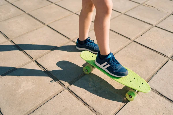 Primer plano de los pies de patinador mientras patina en el parque —  Fotos de Stock