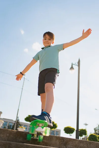 Αγόρι ιππασία στο skateboard στο δρόμο — Φωτογραφία Αρχείου