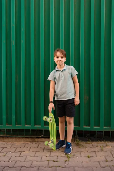 Un niño pequeño sostiene un centavo VERDE con sus manos —  Fotos de Stock