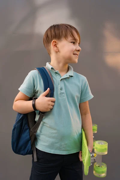 School jongen houdt een GREEN penny in zijn handen — Stockfoto