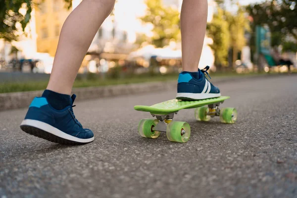 Feche os pés do skatista enquanto patina no parque — Fotografia de Stock