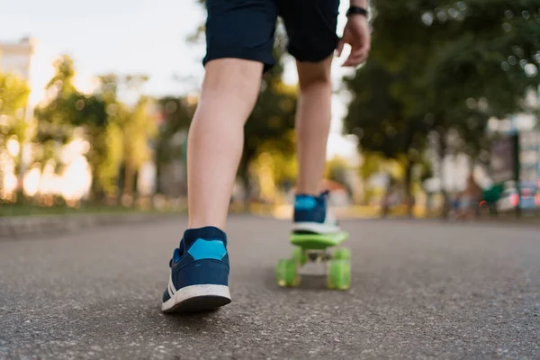 Zblízka skateboardista nohy při bruslení v parku — Stock fotografie