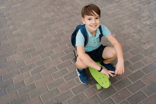 Αγόρι ιππασία στο skateboard στο δρόμο — Φωτογραφία Αρχείου