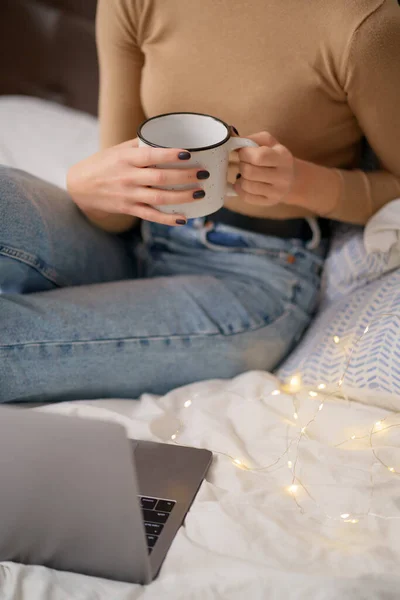 Vrouw met een kop koffie op bed — Stockfoto