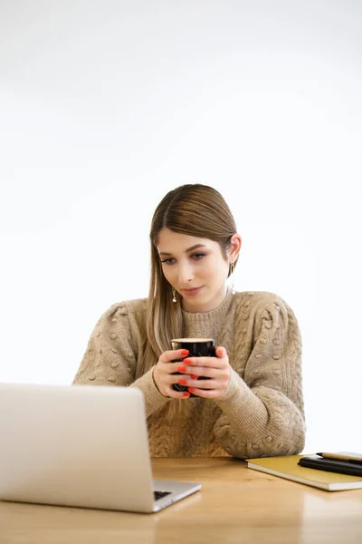 若いです女性にカフェで使用ノートパソコンとドリンクラテ — ストック写真