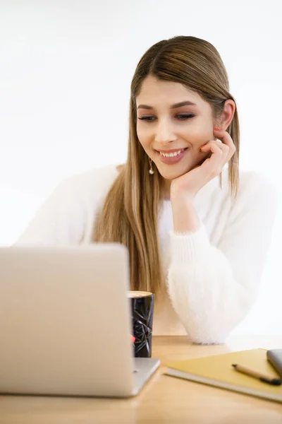 Lächelnde Kaukasierin arbeitet am Laptop — Stockfoto