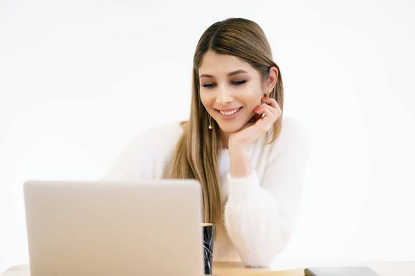 Sorridente donna caucasica che lavora sul computer portatile — Foto Stock