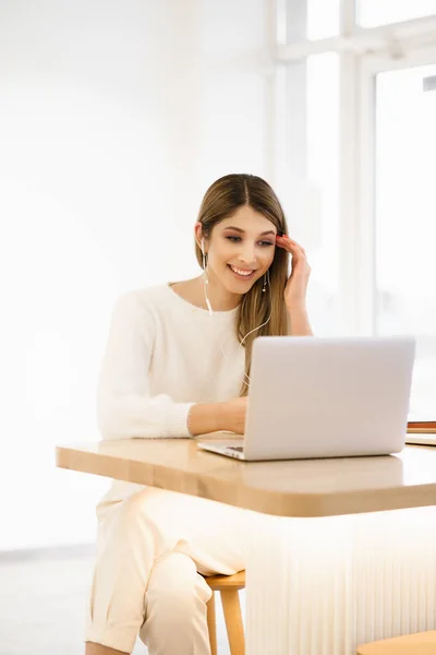 Blogueiro feminino feliz rindo enquanto conversa com amigos em redes sociais no dispositivo laptop — Fotografia de Stock