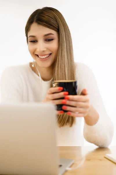 Jovem do sexo feminino no café usando laptop e beber latte — Fotografia de Stock