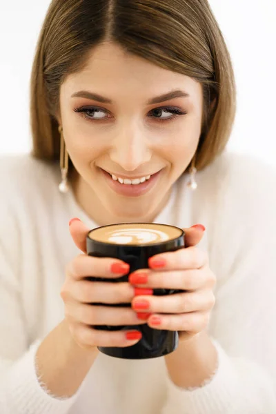 Koffie. mooi meisje drinken koffie. — Stockfoto
